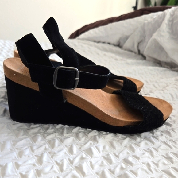 Lucky Brand Kenette Black and Tan Wedge Sandals Summer Shoes - Picture 3 of 11
